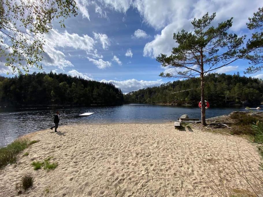 Romslig Og Fin Leilighet 17 Min Til Kristiansand Centrum Nodeland エクステリア 写真