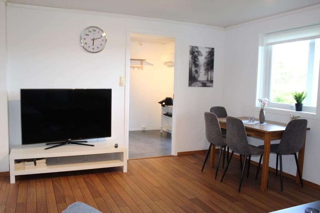 Romslig Og Fin Leilighet 17 Min Til Kristiansand Centrum Nodeland エクステリア 写真